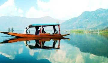 Kashmir Shikara in dal Lake