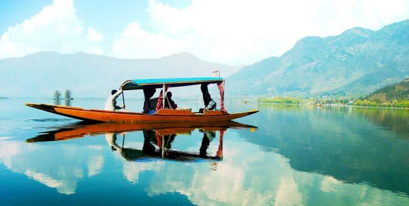 Kashmir Shikara in dal Lake